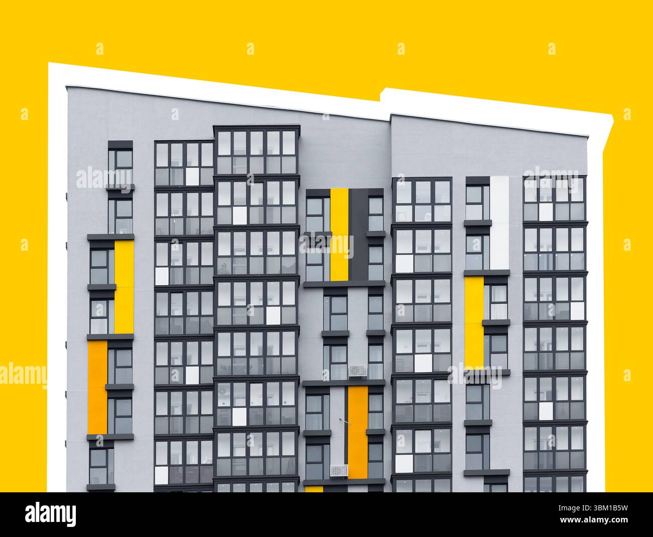 Hohes modernes Apartmentgebäude mit gelber Fassade und Blick auf die Fenster. Städtisches Hochhaus, das zeitgenössische Wohngebäude, Stadtleben repräsentiert Stockfoto