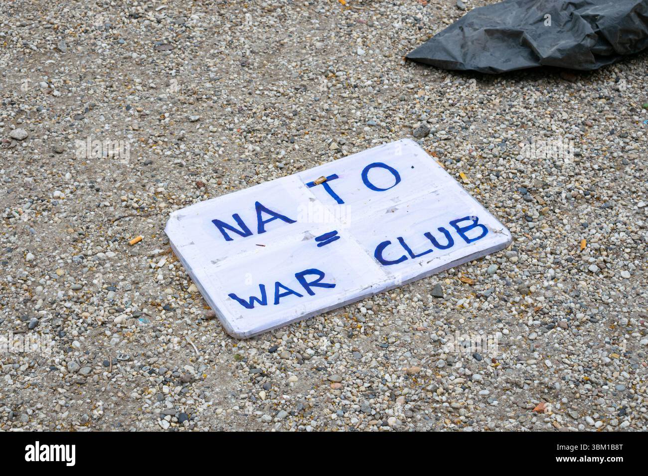 Unterschreiben Sie, was die Demonstranten während einer Demonstration gegen den NATO-Gipfel in der Stadt Haag, Niederlande, zurückgelassen haben Stockfoto