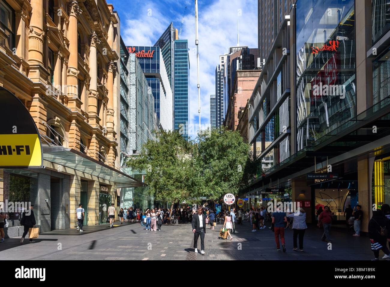 Leute laufen in der Long Pitt Street Mall an einem sonnigen Herbsttag in Sydney Stockfoto
