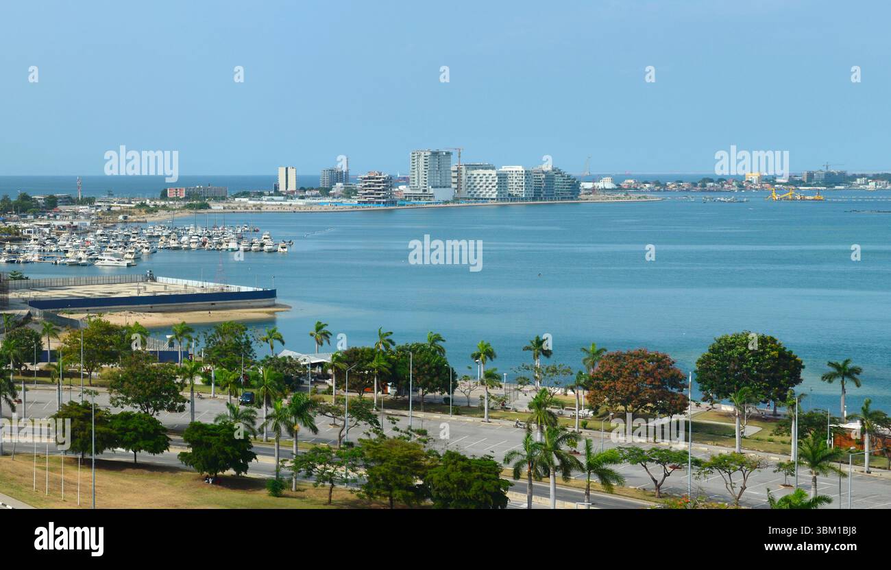 Skyline von Ilha de Luanda - eine lebhafte Gegend, die für ihre Strände, Restaurants, Nachtleben, Yachthäfen und luxuriösen Resorts bekannt ist. Luanda, Angola Stockfoto