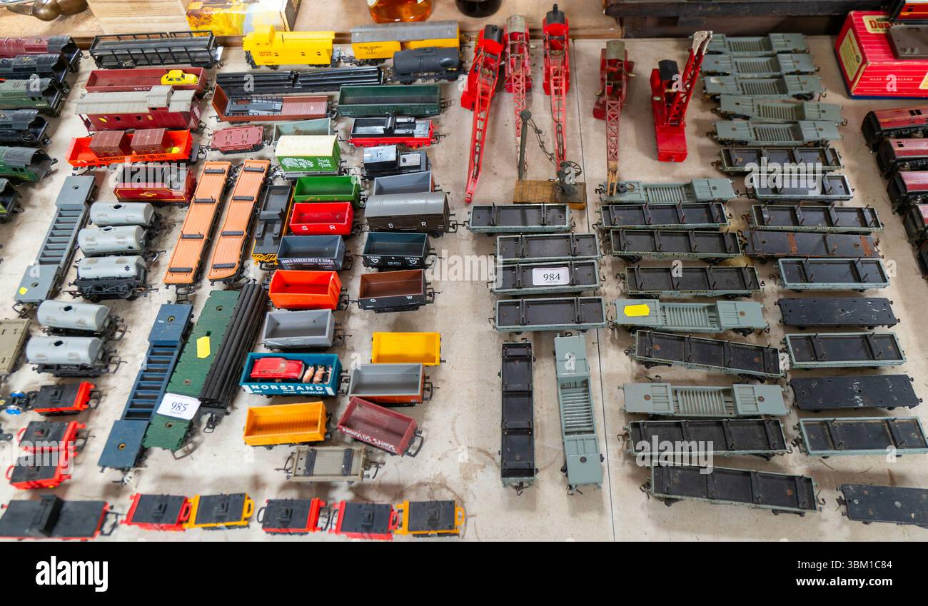 Modelleisenbahnspielzeug, Zug-Set, zum Verkauf im Auktionsraum, Großbritannien Stockfoto