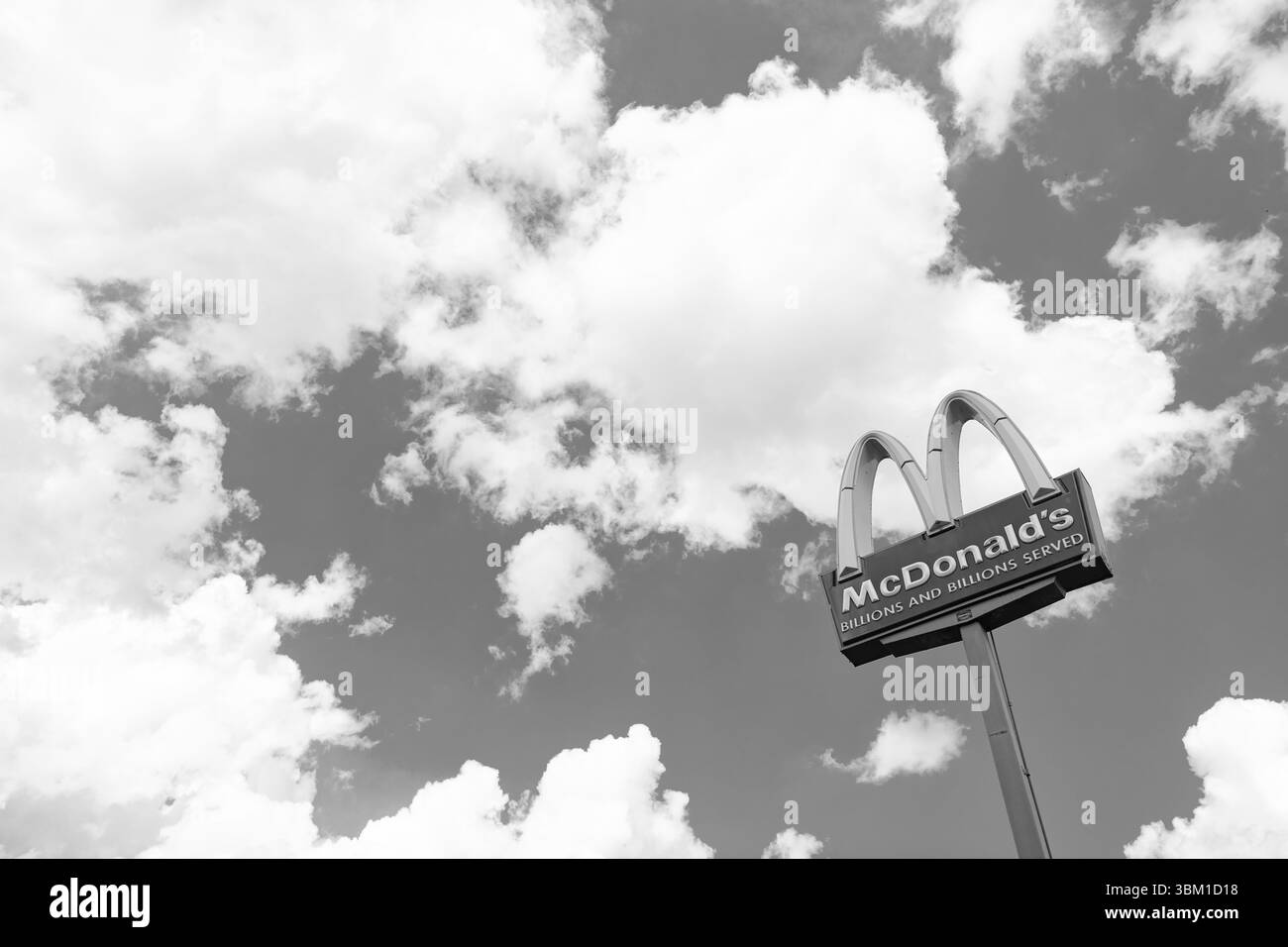 Chicago, USA - 16. August 2024: Schild für McDonald's Restaurant. Mcdonads ist die schnellste Marke für Unternehmen Stockfoto
