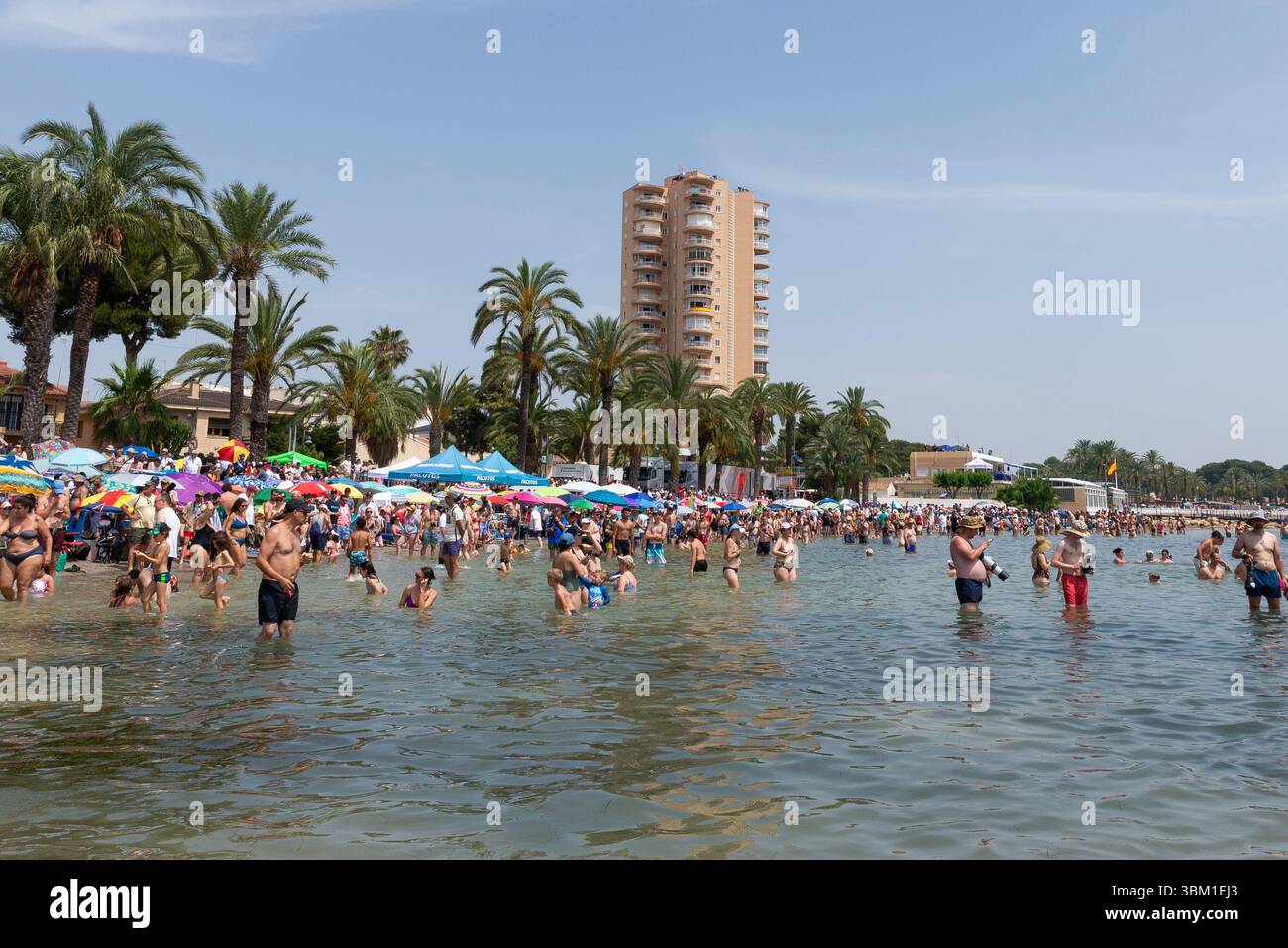 Playa los Arcos Beach, San Javier, Murcia, Spanien, verpackt für das AIRE25 International Air Festival über dem Mar Menor im Mittelmeer Stockfoto
