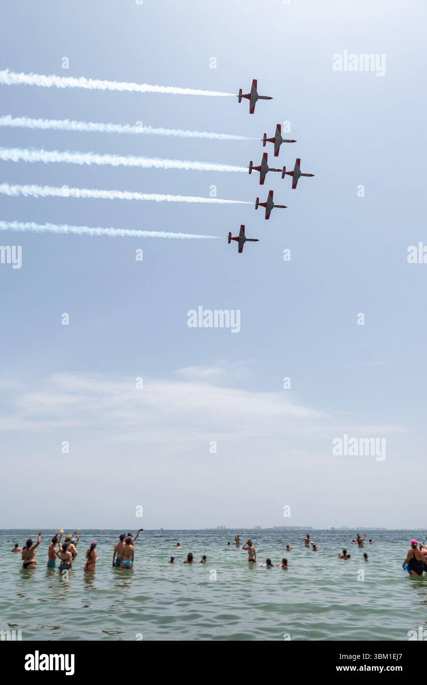 Letzte Präsentation des Patrulla Águila-Displayteams, das die CASA C101 Aviojet Jets fliegt, bevor es auf PC-21 Turboprop umgestellt wird. Anzeige über Mar Menor Stockfoto