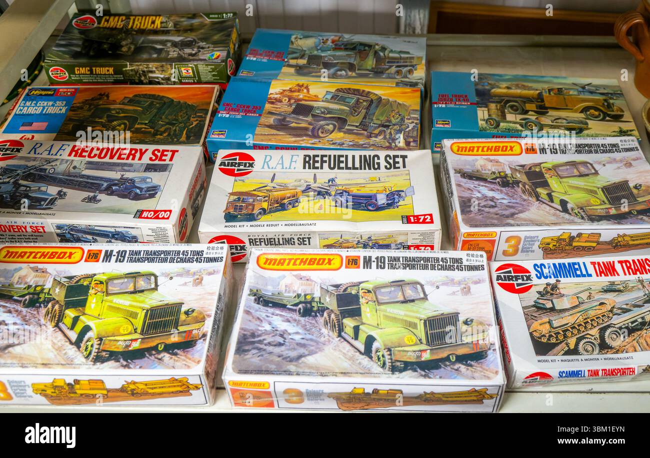 Boxen mit Matchbox- und Airfix-Militärfahrzeugen im Maßstab von Modellen, die auf der Auktion, Großbritannien, ausgestellt werden Stockfoto