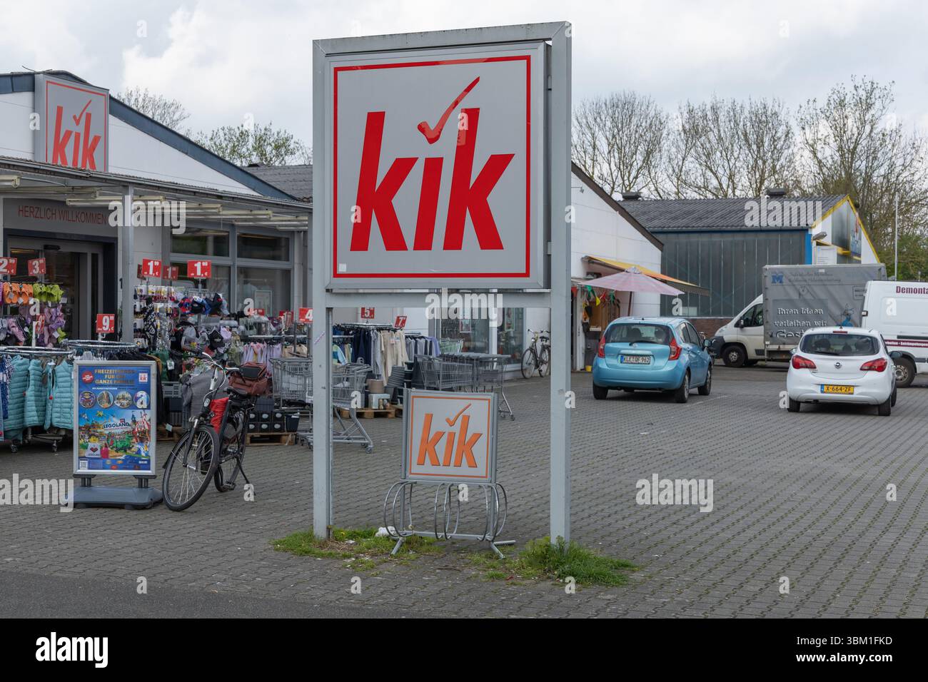 Der Eingang zu einem Kik Discounter mit seinem rot-weißen Logo auf Schildern, das preisgünstige Kleidung und Haushaltsgegenstände zeigt. Kleve, Deutschland. 22. April Stockfoto