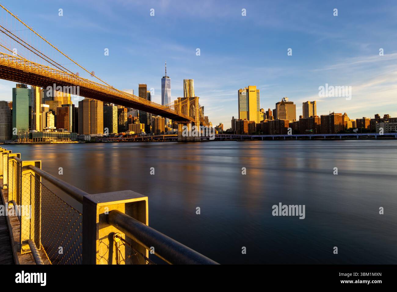 Brooklyn Bridge über den East River bei Sonnenaufgang Stockfoto