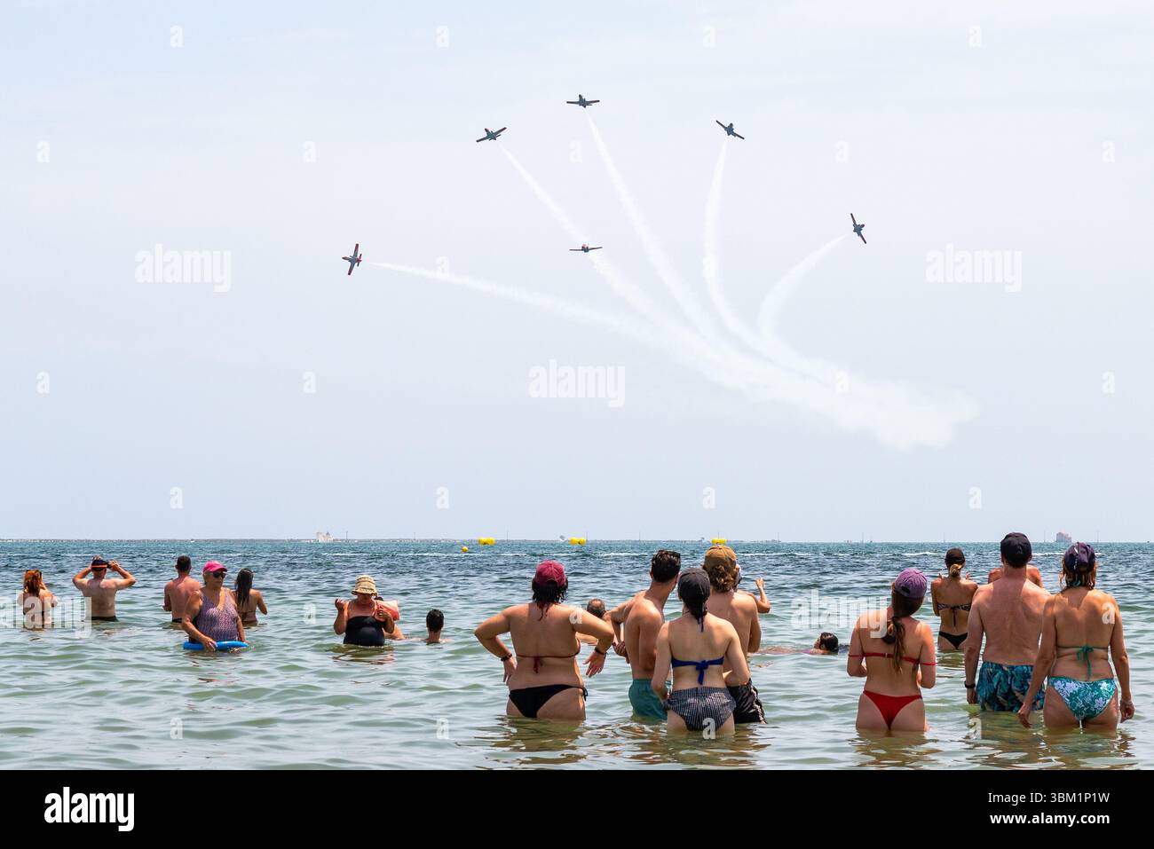 Letzte Präsentation des Patrulla Águila-Displayteams, das die CASA C101 Aviojet Jets fliegt, bevor es auf PC-21 Turboprop umgestellt wird. Anzeige über Mar Menor Stockfoto