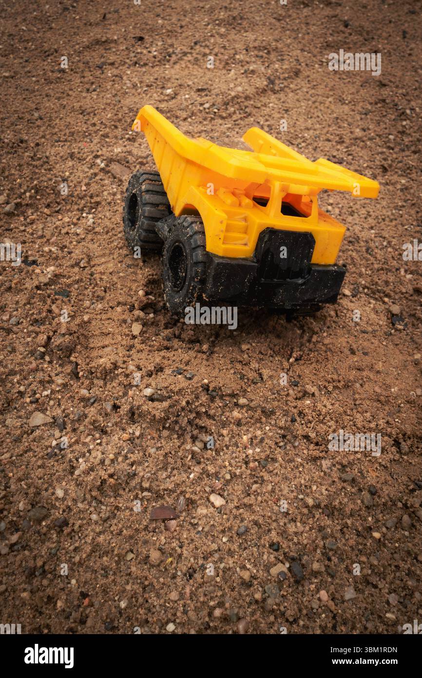 Truck-Spielzeug im Sand gelassen Stockfoto