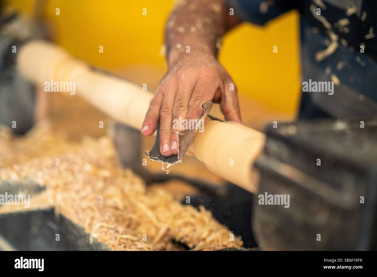 Zimmermann arbeitet an Holz bis zum Schleifen. Hochwertige Fotos Stockfoto