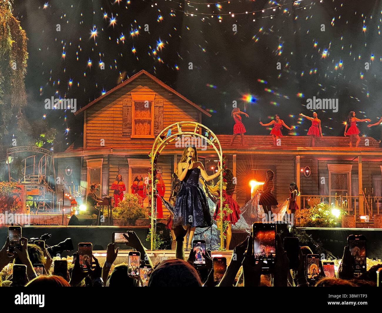 Lana Del Rey Live-Konzert im Cardiff Principality Stadion am 23. Juni 2025. Das war das junge und schöne Lied aus dem Great Gatsby Film. Stockfoto