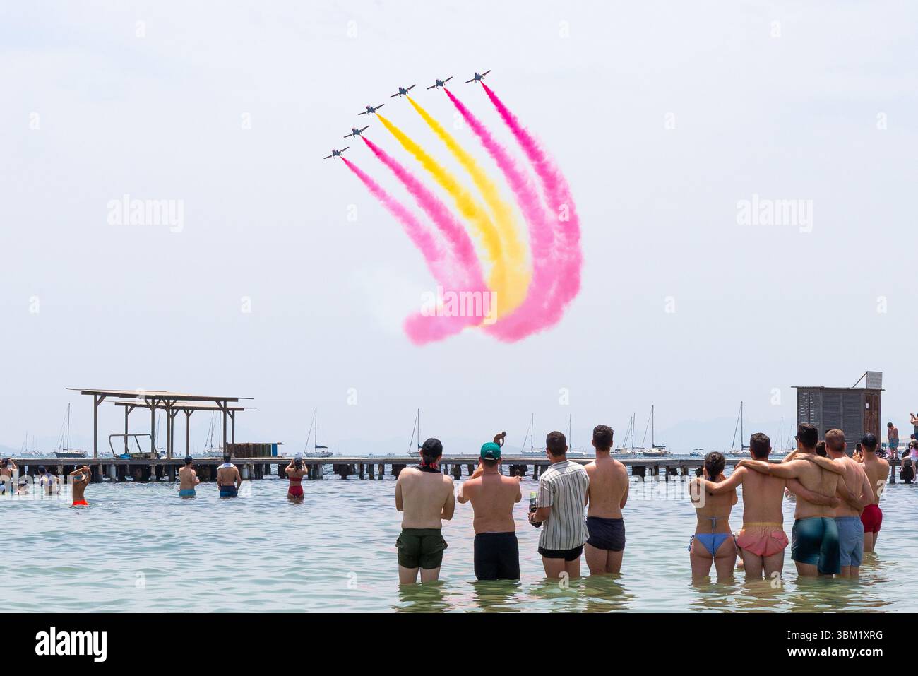 Letzte Präsentation des Patrulla Águila-Displayteams, das die CASA C101 Aviojet Jets fliegt, bevor es auf PC-21 Turboprop umgestellt wird. Anzeige über Mar Menor. Menschen Stockfoto