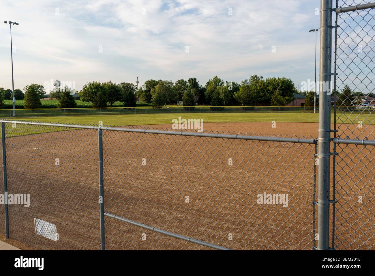 Blick von der dritten Baseballlinie auf das zweite Baseballfeld und das zweite Baseballfeld Stockfoto