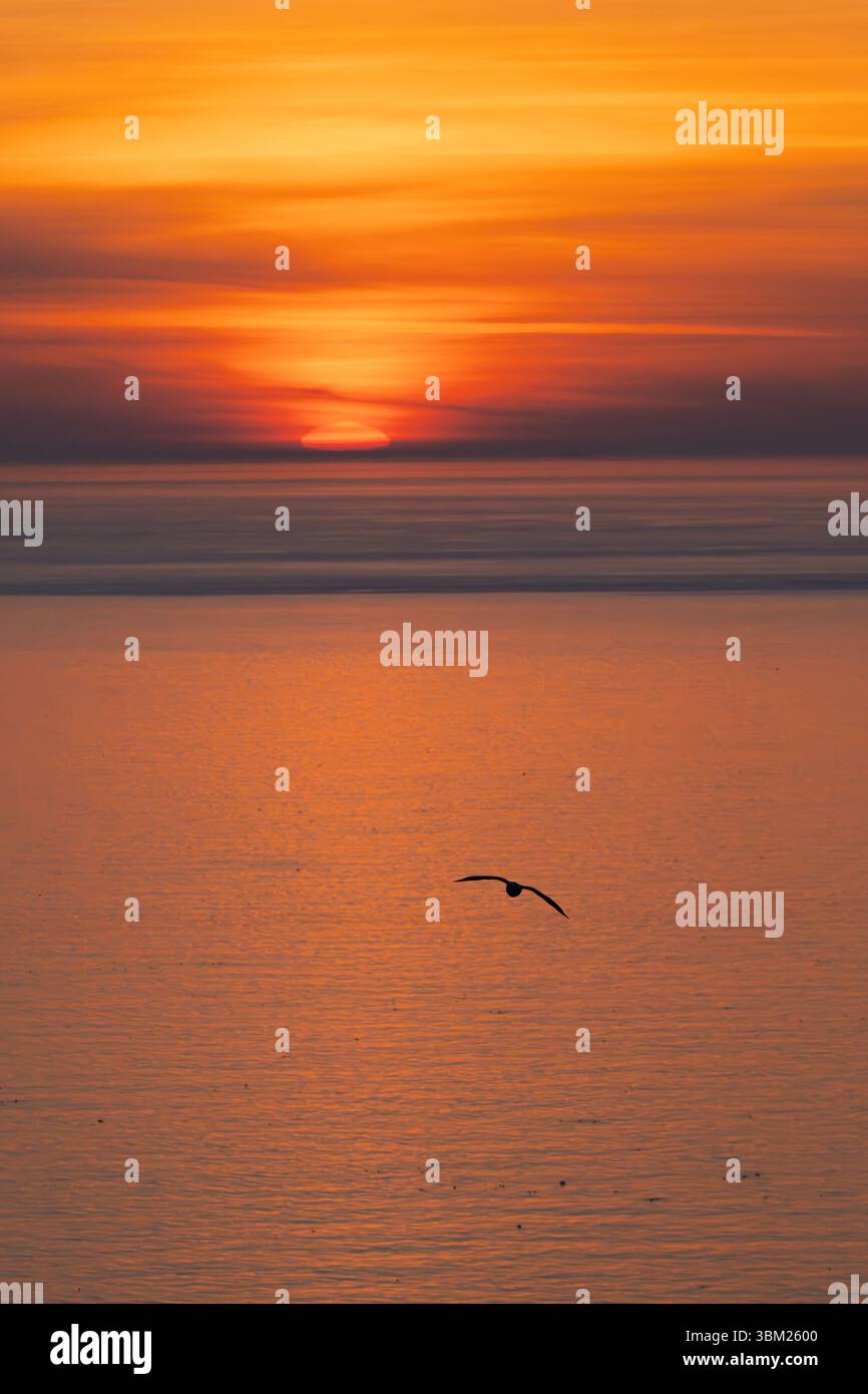 Sonnenaufgang über dem Meer mit Wolken und Mustern. Stockfoto