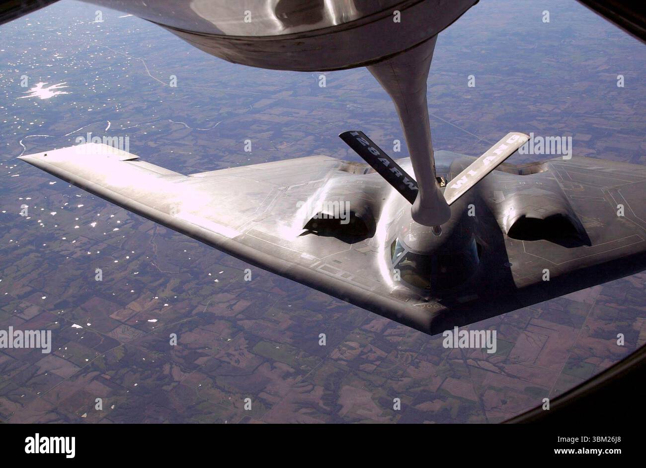 Der Blick von der Tankstelle der KC-135R Stratotanker vom 128th Air Tanking Wing (ARW) (Wisconsin Air National Guard). Der Ausleger ist ausgefahren und bereit, einen sich nähernden B-2 Spirit Stealth Bomber auf einer Trainingsmission zu aktivieren und zu tanken Stockfoto Der Blick von der Tankstelle der KC-135R Stratotanker vom 128th Air Tanking Wing (ARW) (Wisconsin Air National Guard). Der Ausleger ist ausgefahren und bereit, einen sich nähernden B-2 Spirit Stealth Bomber auf einer Trainingsmission zu aktivieren und zu tanken Stockfoto