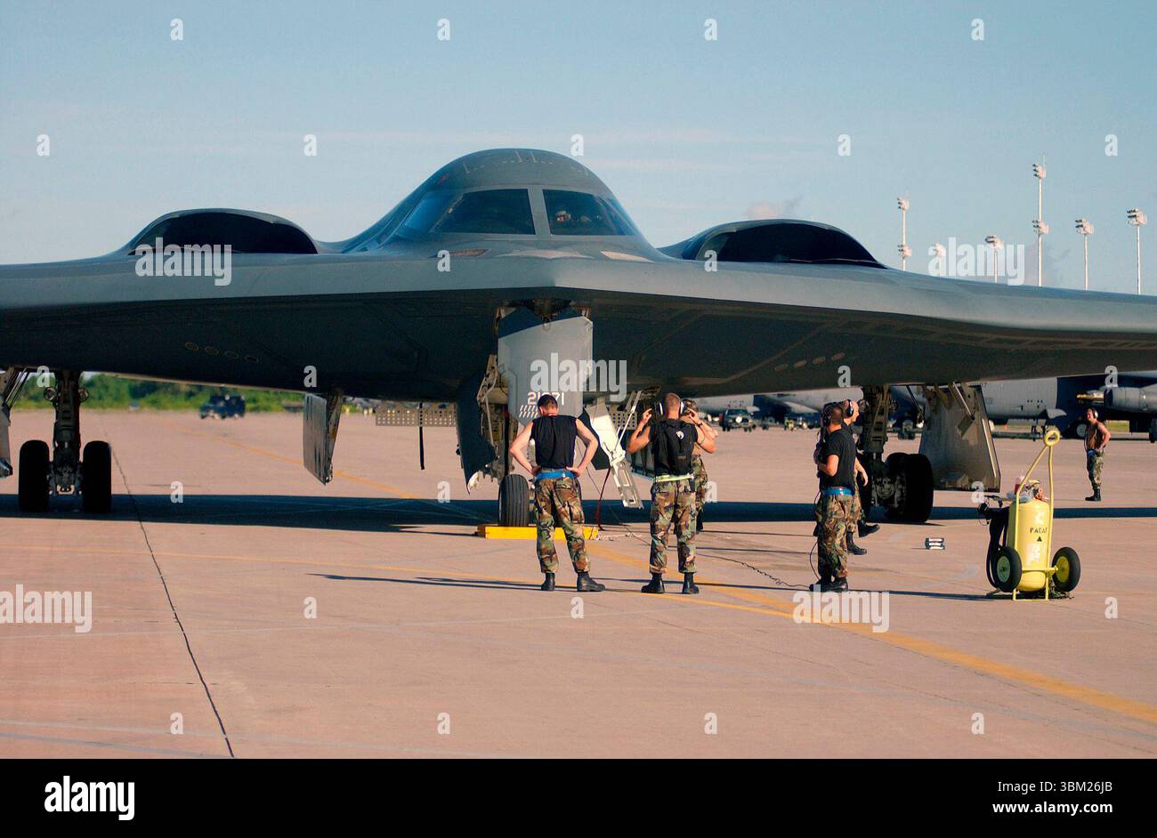 Besatzungsmitglieder der US Air Force (USAF) bereiten mit der 393rd Expeditionary Bomb Squadron (EBS) ihr B-2 Spirit Stealth Bomber-Flugzeug für eine Mission von einer nach vorne gerichteten Basis zur Unterstützung der Operation IRAQI FREEDOM vor Stockfoto