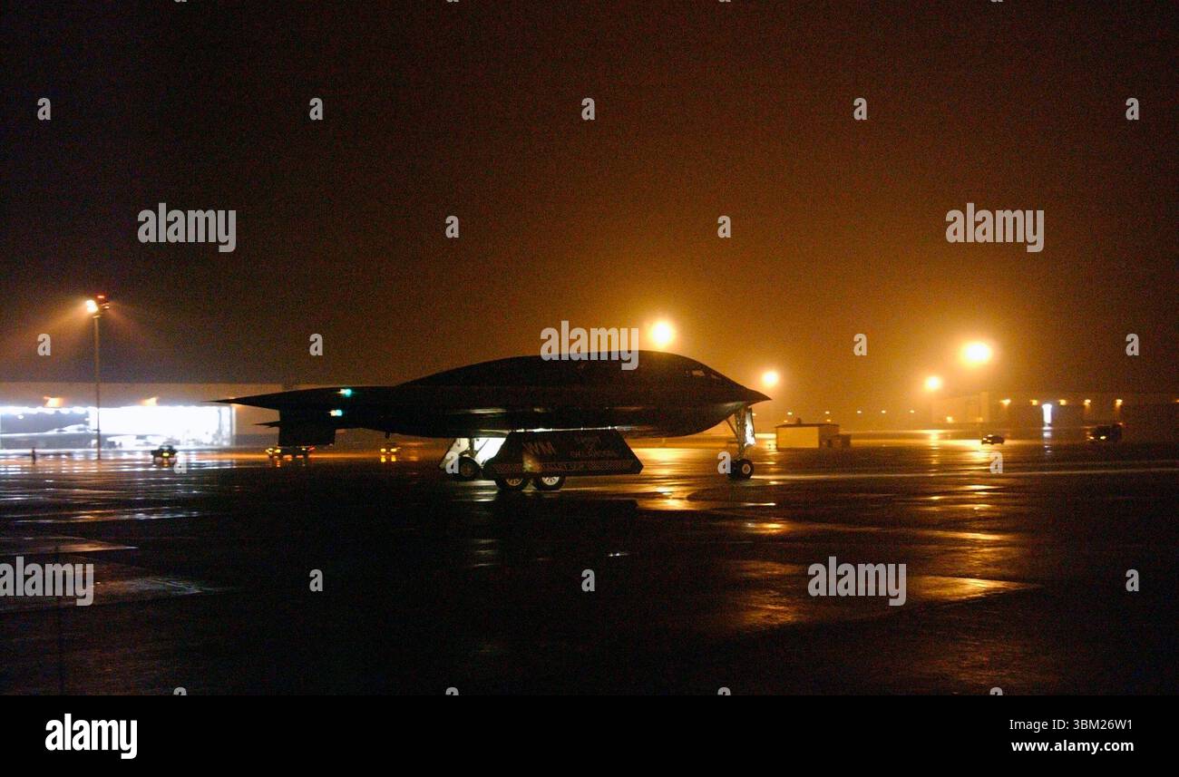 Ein B-2 Spirit Stealth Bomber der US Air Force (USAF), der dem 509th Bomb Wing (BW) zugeordnet ist, fährt mit dem Taxi auf eine Mission und ist der erste, der an diesem Einsatzort zur Unterstützung der Operation ENDURING FREEDOM 2003 eingesetzt wurde Stockfoto