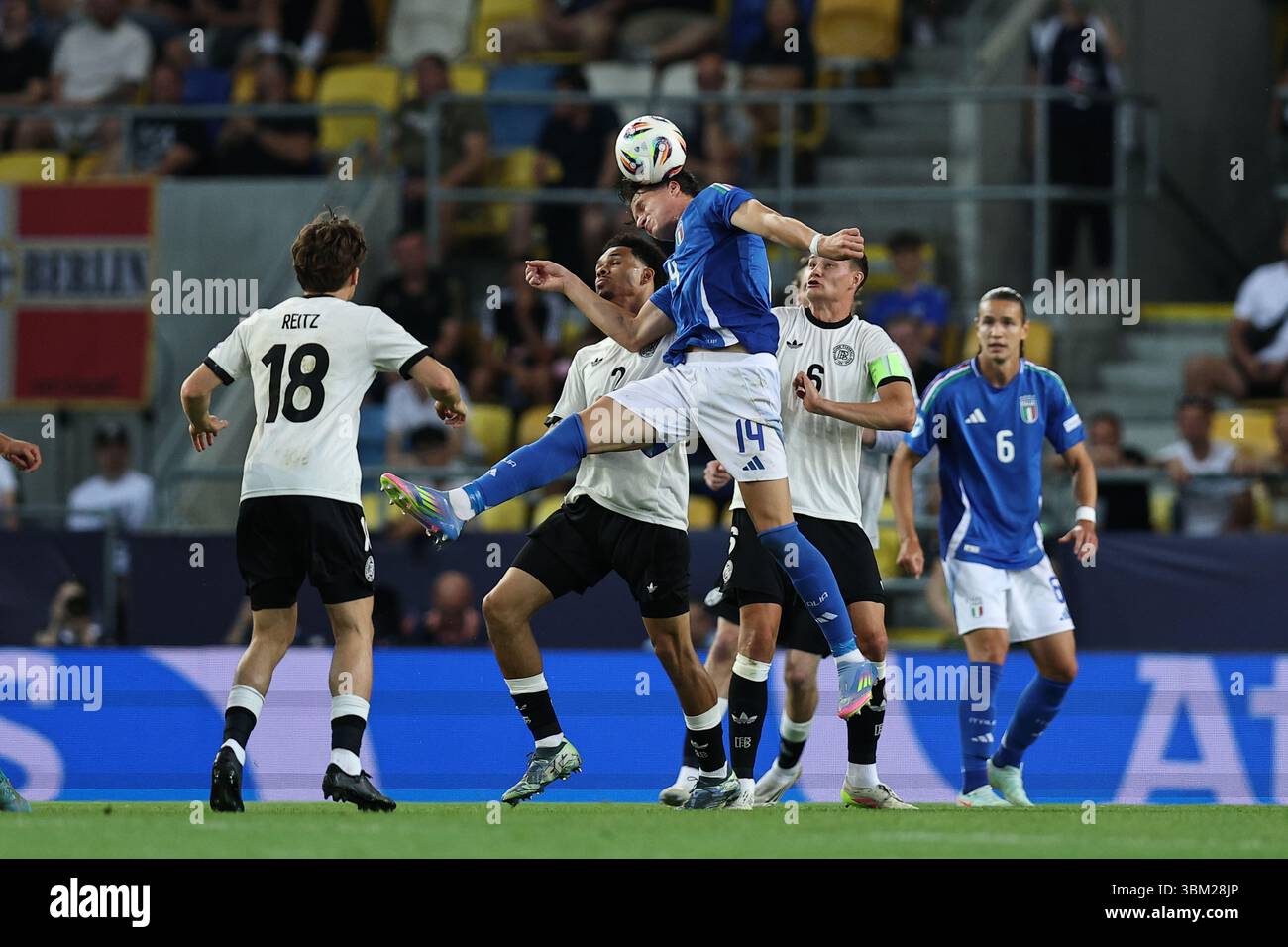 Giovanni Fabbian (Italien U21) Nnamdi Collins (Deutschland U21)Eric Martel (Deutschland U21) während des UEFA U21 Slowakei 2025 Spiels zwischen Deutschland U21 3-2 Italien U21 in der DAC Arena am 22. Juni 2025 in Dunajska Streda, Slowakei. Stockfoto