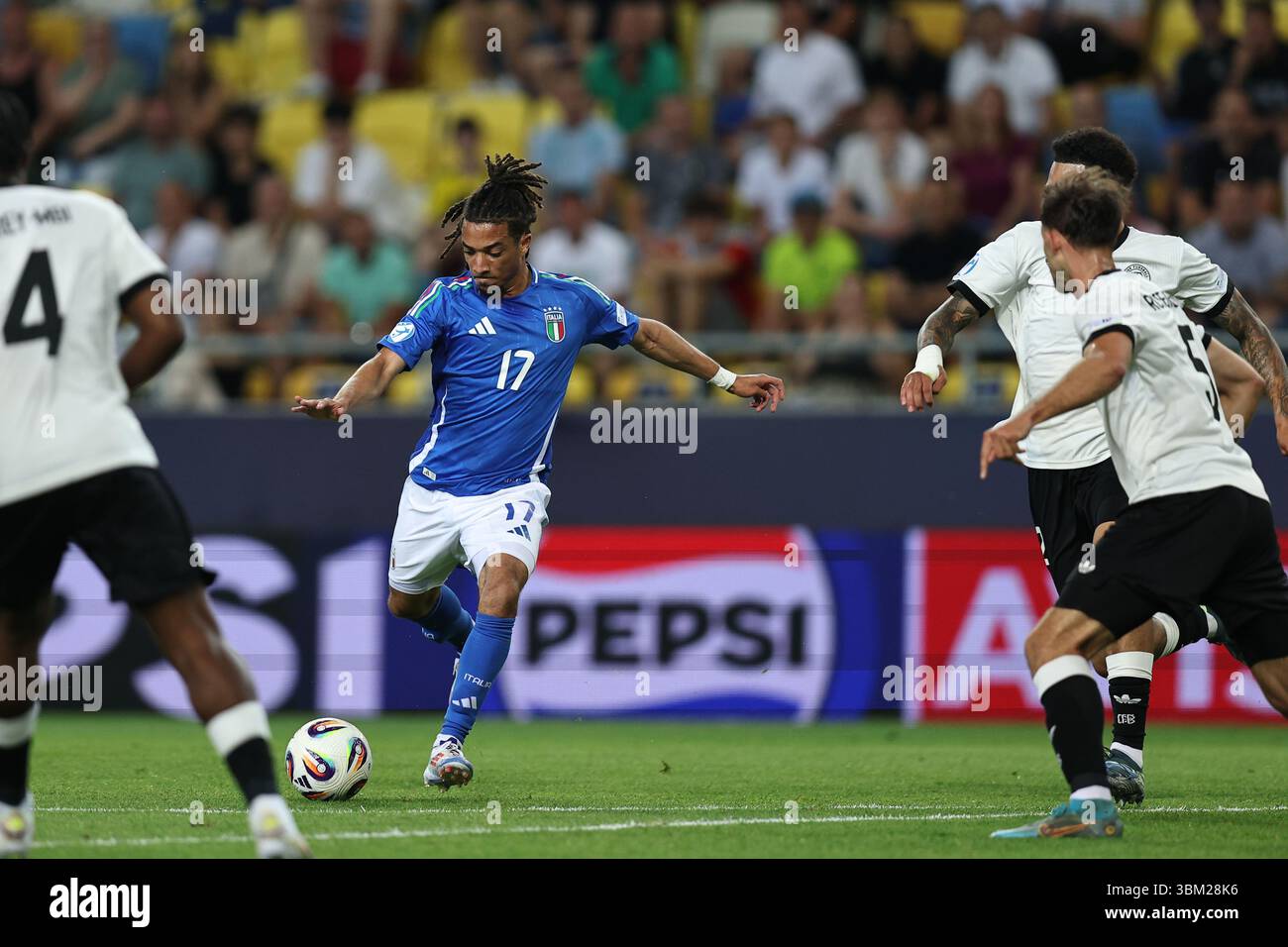 Luca Koleosho (Italien U21) Max Rosenfelder (Deutschland U21)Nnamdi Collins (Deutschland U21) er erzielte das erste Tor für seine Mannschaft während des UEFA U21 Slowakei 2025-Spiels zwischen Deutschland U21 3-2 Italien U21 in der DAC Arena am 22. Juni 2025 in Dunajska Streda, Slowakei. Stockfoto