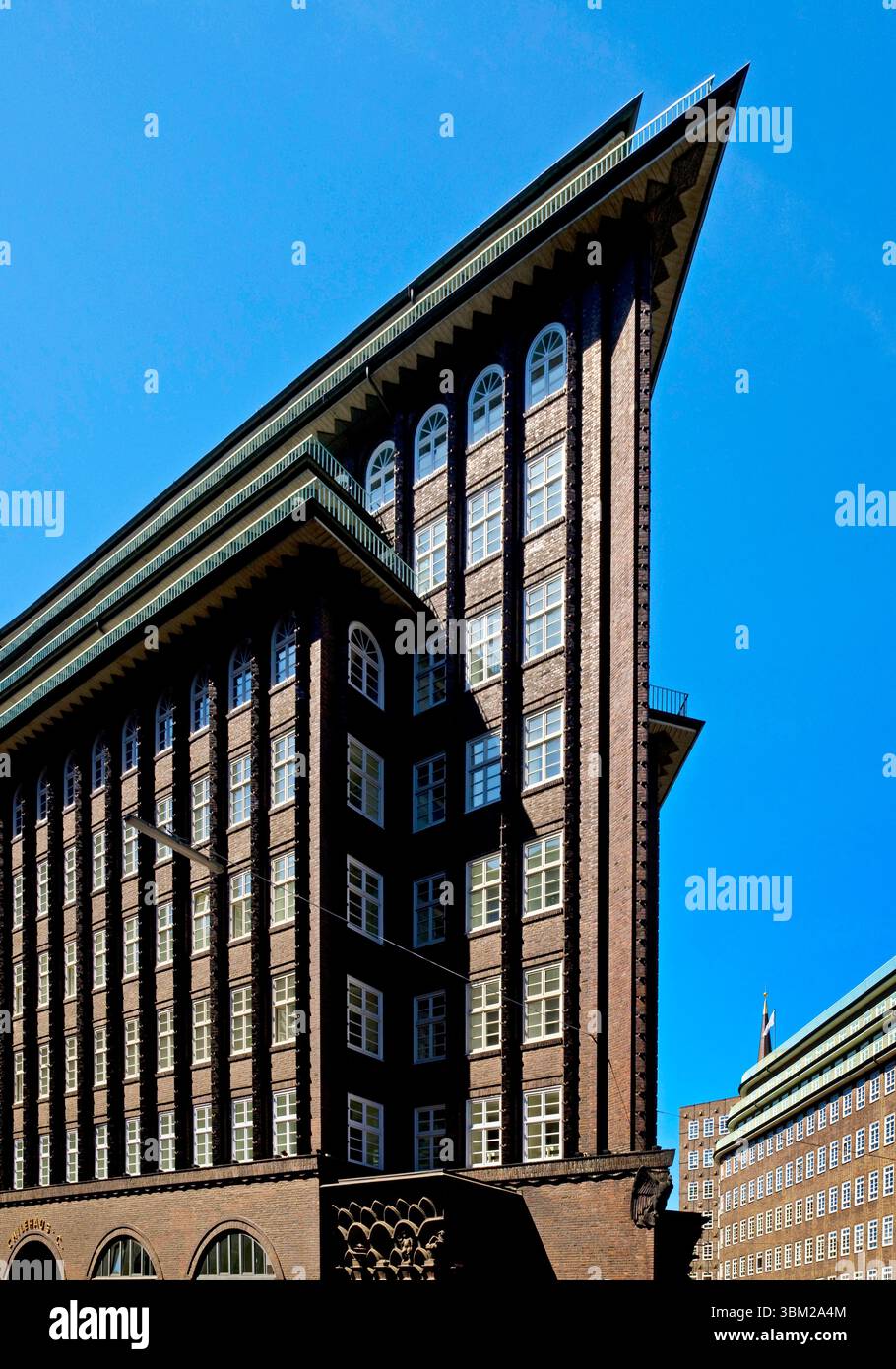 Chilehaus mit seinem spitzen Dach, das an einen Schiffsbogen erinnert, und dem Sprinkenhof, Hamburg Stockfoto
