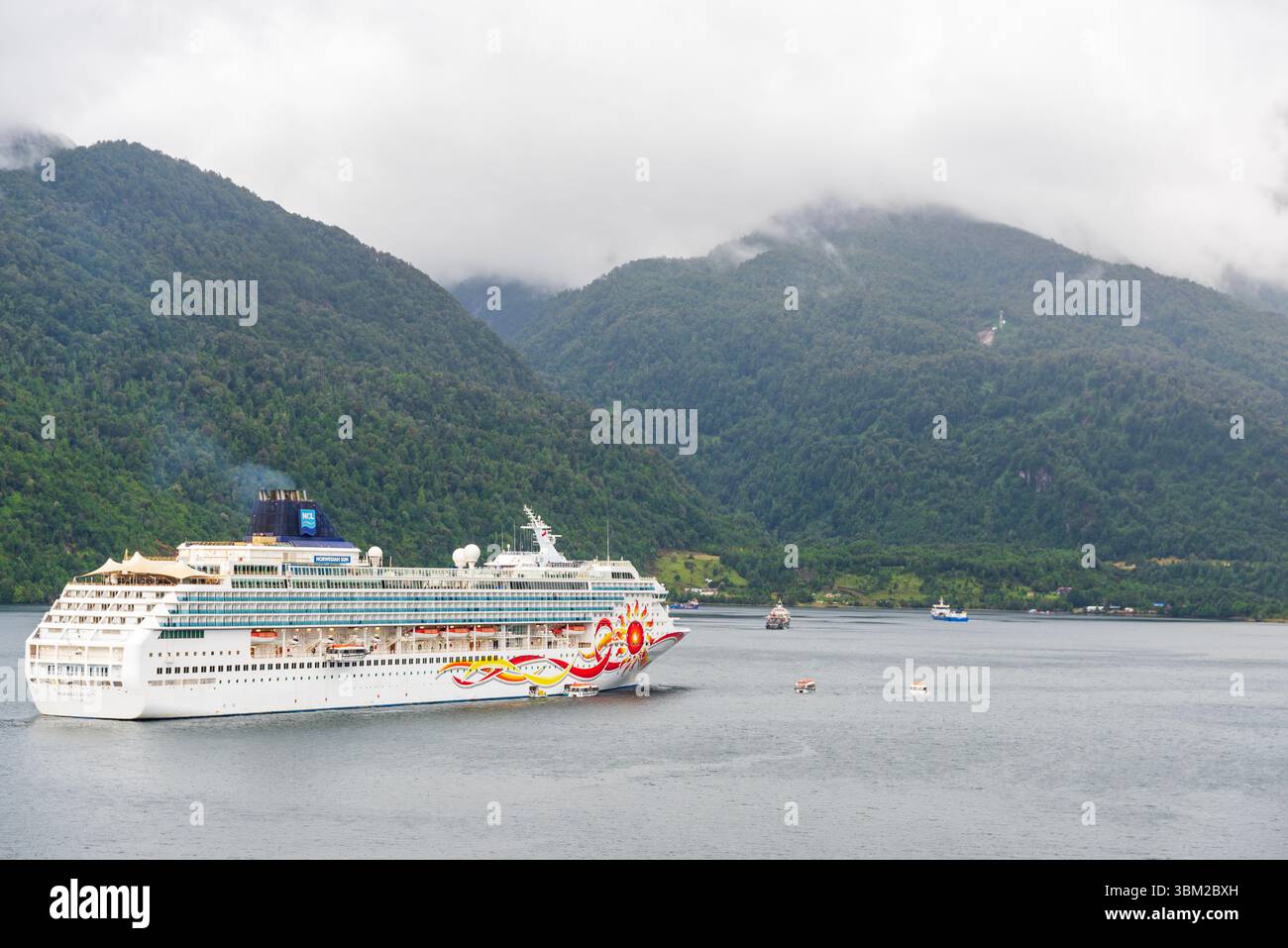 Norwegisches Sun-Kreuzfahrtschiff, das zur NCL gehört; Norwegian Cruise Line, vor der Küste in Puerto Chacabuco, Chile, verankert. Inmitten der atemberaubenden chilenischen Fjorde Stockfoto