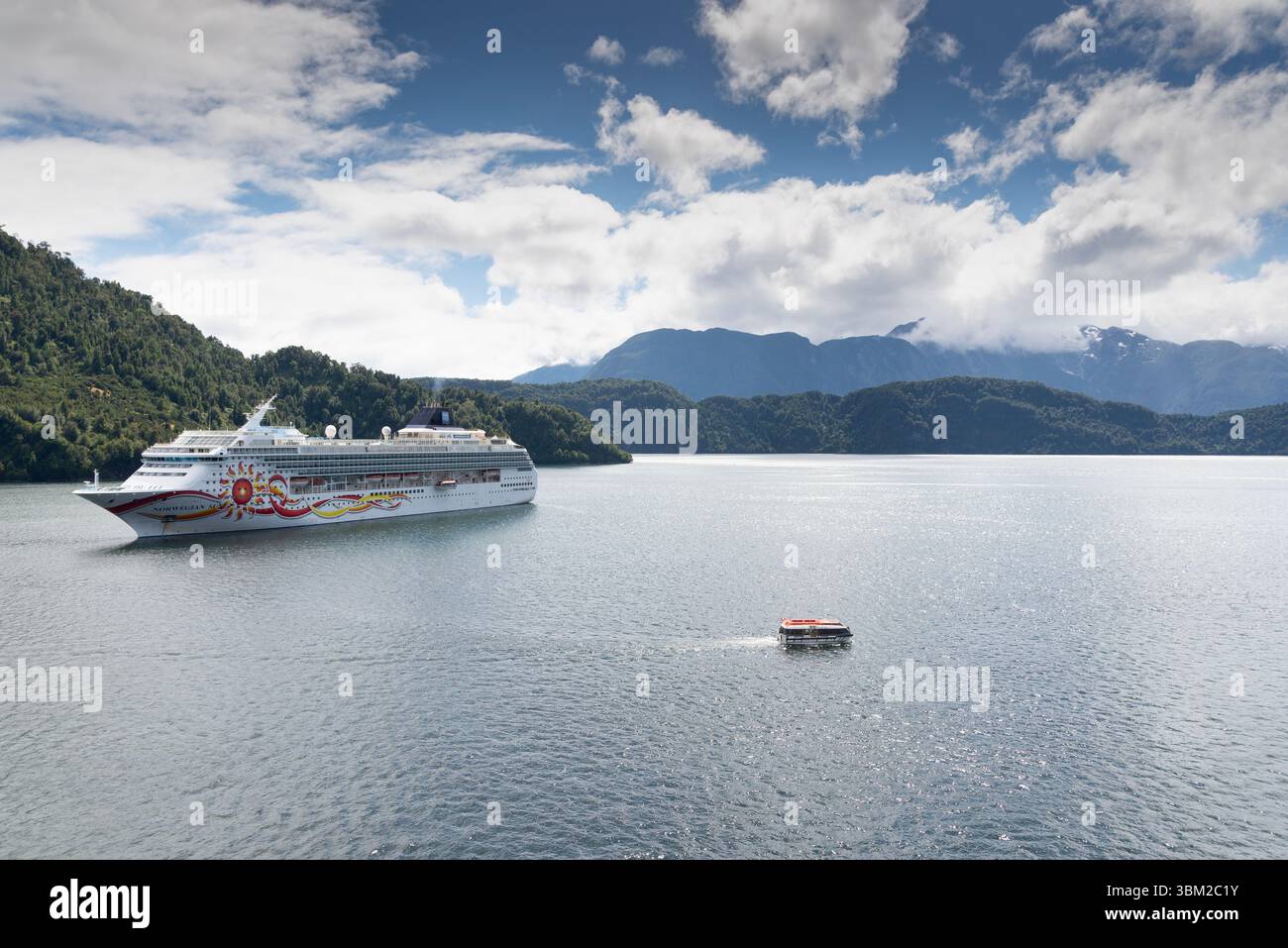 Norwegisches Sun-Kreuzfahrtschiff, das zur NCL gehört; Norwegian Cruise Line, vor der Küste in Puerto Chacabuco, Chile, verankert. Inmitten der atemberaubenden chilenischen Fjorde Stockfoto