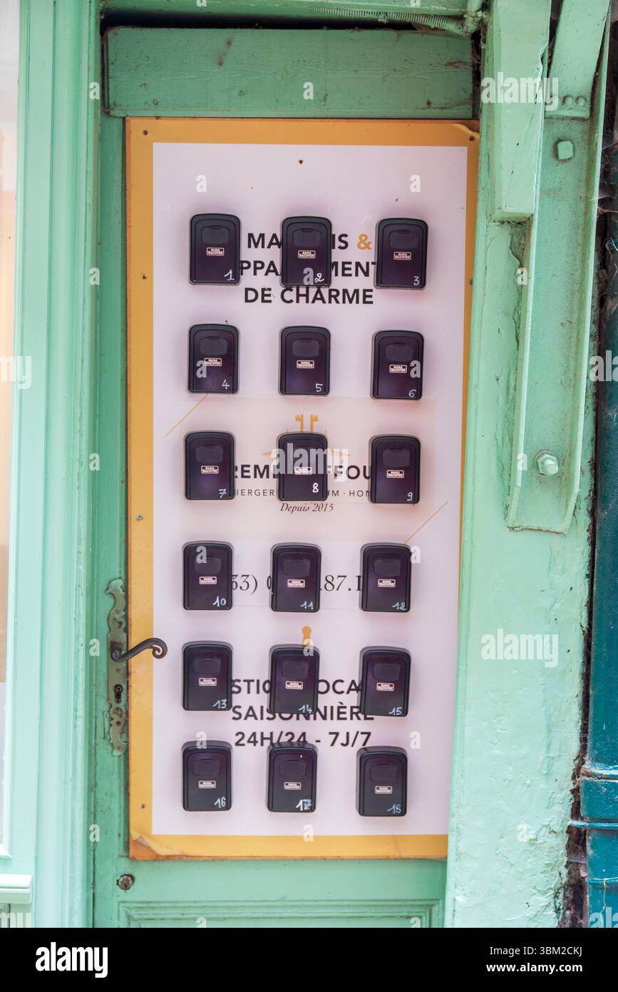 Eine Sammlung von Schließfächern für Touristen- und Urlaubsunterkünfte zum Selbsteinchecken in der Stadt Honfleur, Frankreich Stockfoto