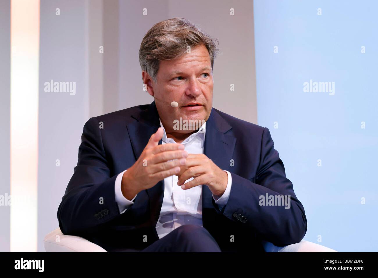Politiker Robert Habeck Grüne, ehemaliger Bundeswirtschaftsminister, in der Phil.Cologne Veranstaltung Demokratie im Ernstfall in der Flora Köln. Köln, 23.06.2025 NRW Deutschland *** Politiker Robert Habeck Grünen , ehemaliger Bundeswirtschaftsminister, bei der Phil Köln-Veranstaltung Demokratie im Ernstfall in der Flora Köln Köln, 23 06 2025 NRW Deutschland Copyright: XChristophxHardtx Stockfoto