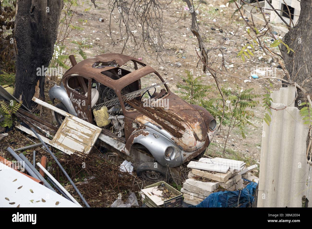 Bethlehem, Palästina; Volkswagen Käfer (Typ 1) – verlassenes und rostiges Autowrack; Volkswagen Käfer (Typ 1) – verlassenes und rostiges Autowrack Stockfoto