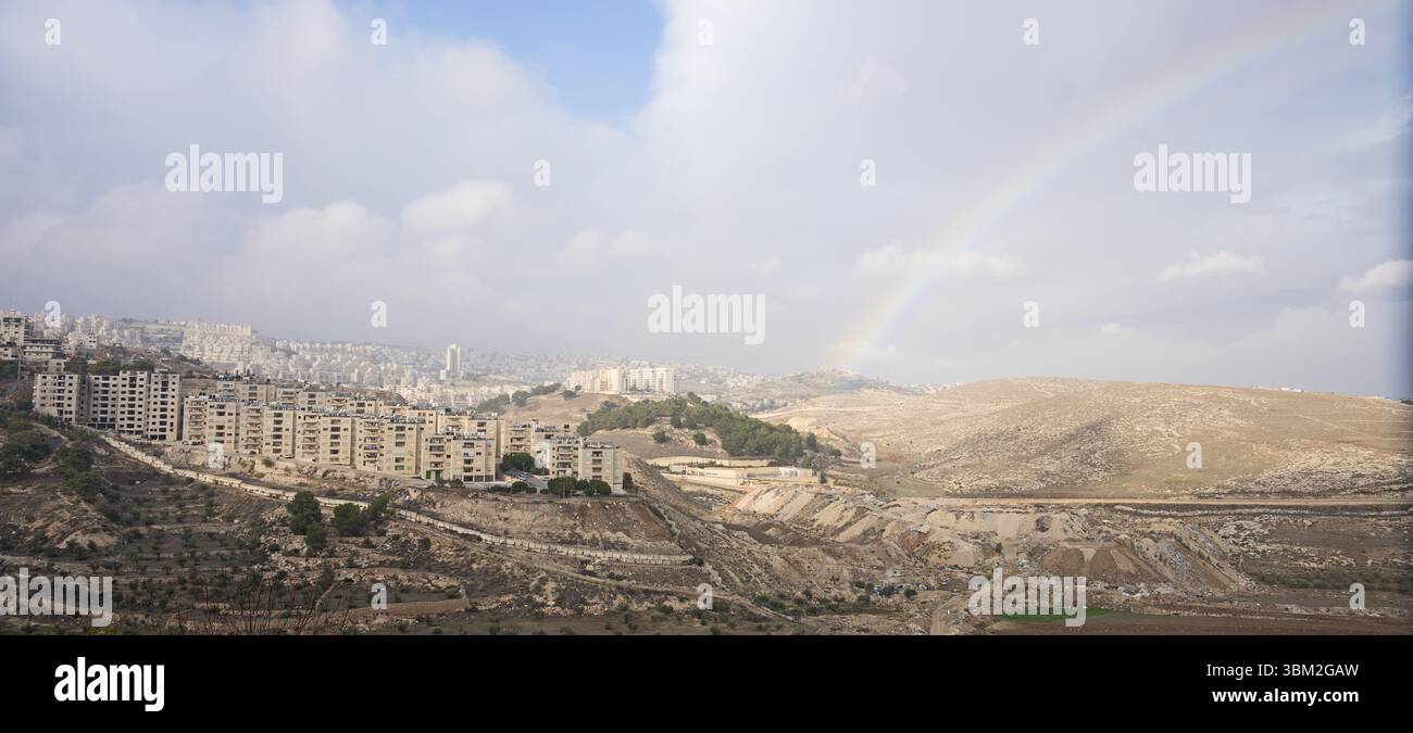 2018 Palästina; typische Wüstenlandschaft in Bethlehem; typische Wüstenlandschaft Palästinas; Wohnsiedlung auf Hügel Stockfoto