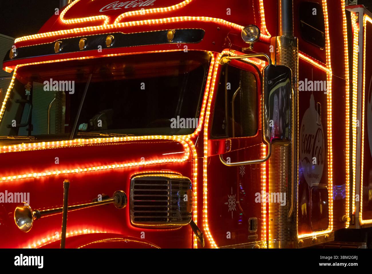 Ein mit LED-Lampen dekorierter LKW im Weihnachtsstil parkt nachts Stockfoto