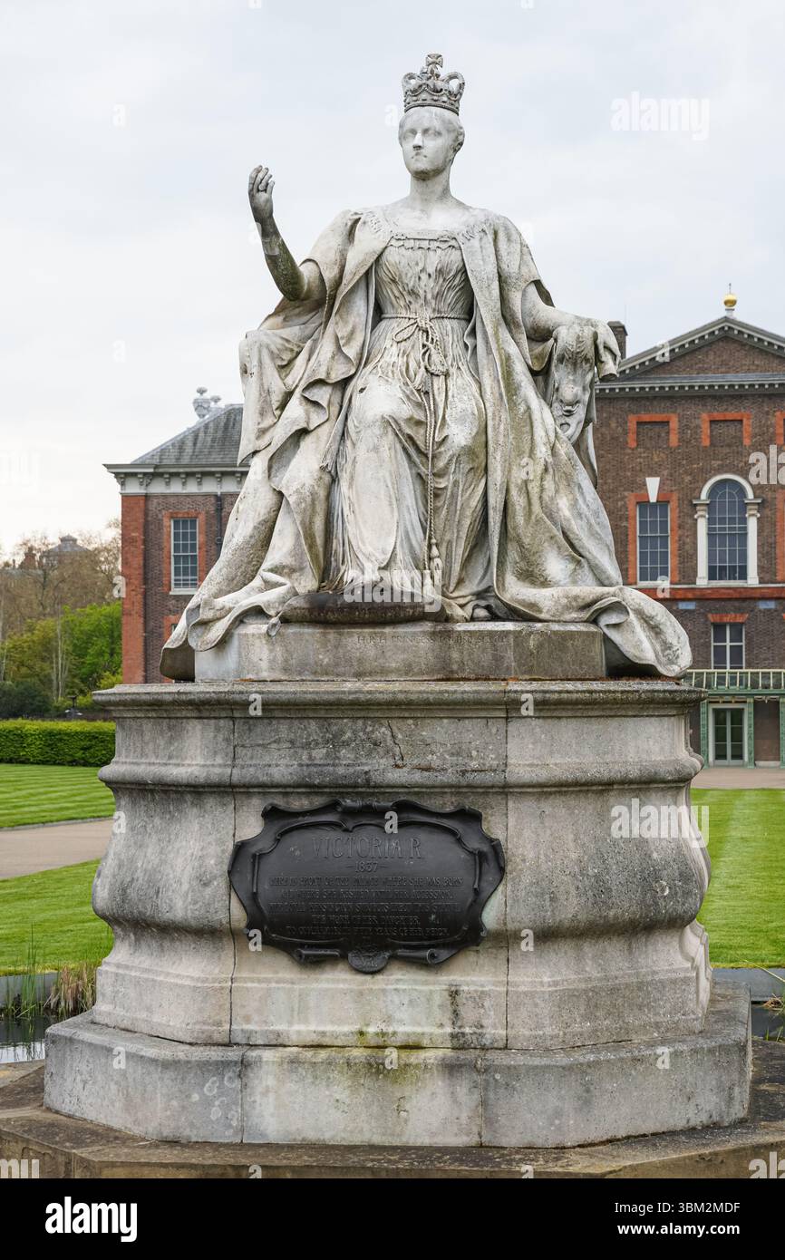 Queen Victoria Statue in Kensington Palace Gardens in London England Großbritannien Stockfoto