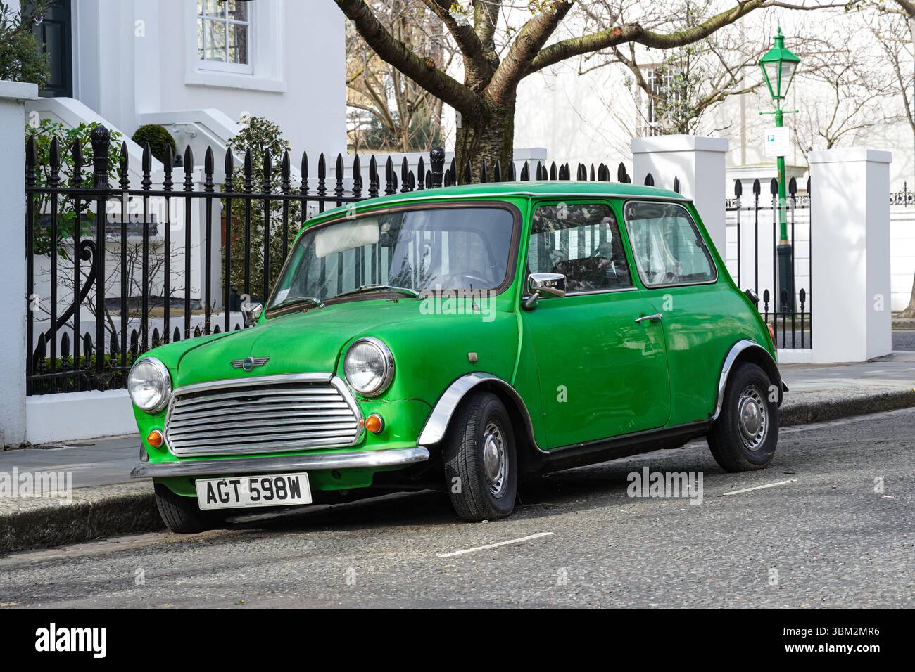 Ein alter zweitüriger Morris Mini Cooper Car, der auf einer Wohnstraße in London, England, Großbritannien, geparkt wurde Stockfoto
