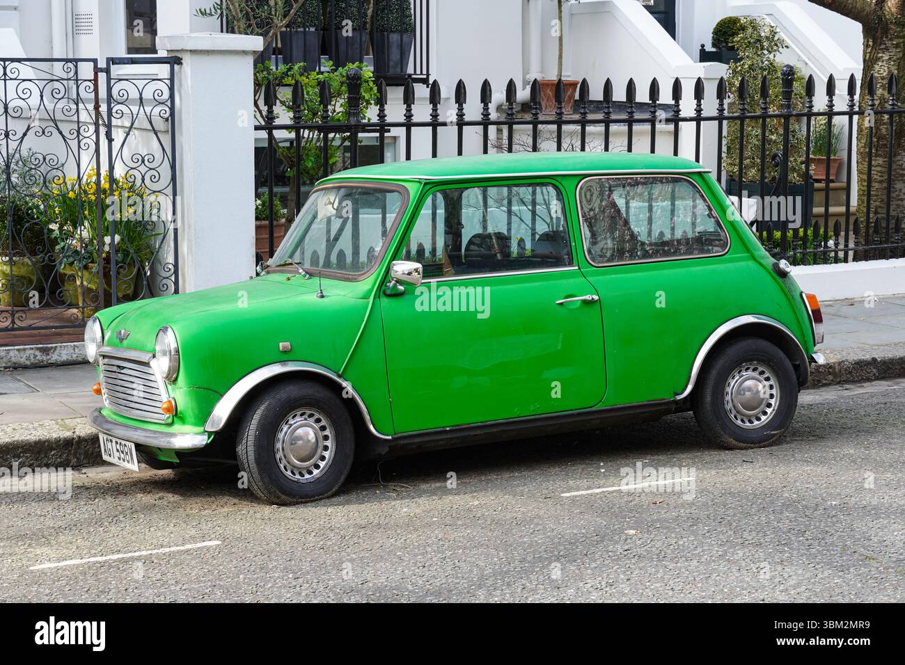 Ein alter zweitüriger Morris Mini Cooper Car, der auf einer Wohnstraße in London, England, Großbritannien, geparkt wurde Stockfoto