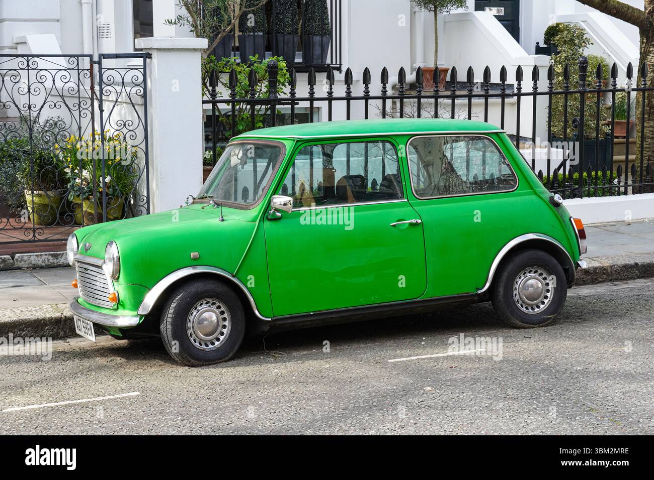 Ein alter zweitüriger Morris Mini Cooper Car, der auf einer Wohnstraße in London, England, Großbritannien, geparkt wurde Stockfoto