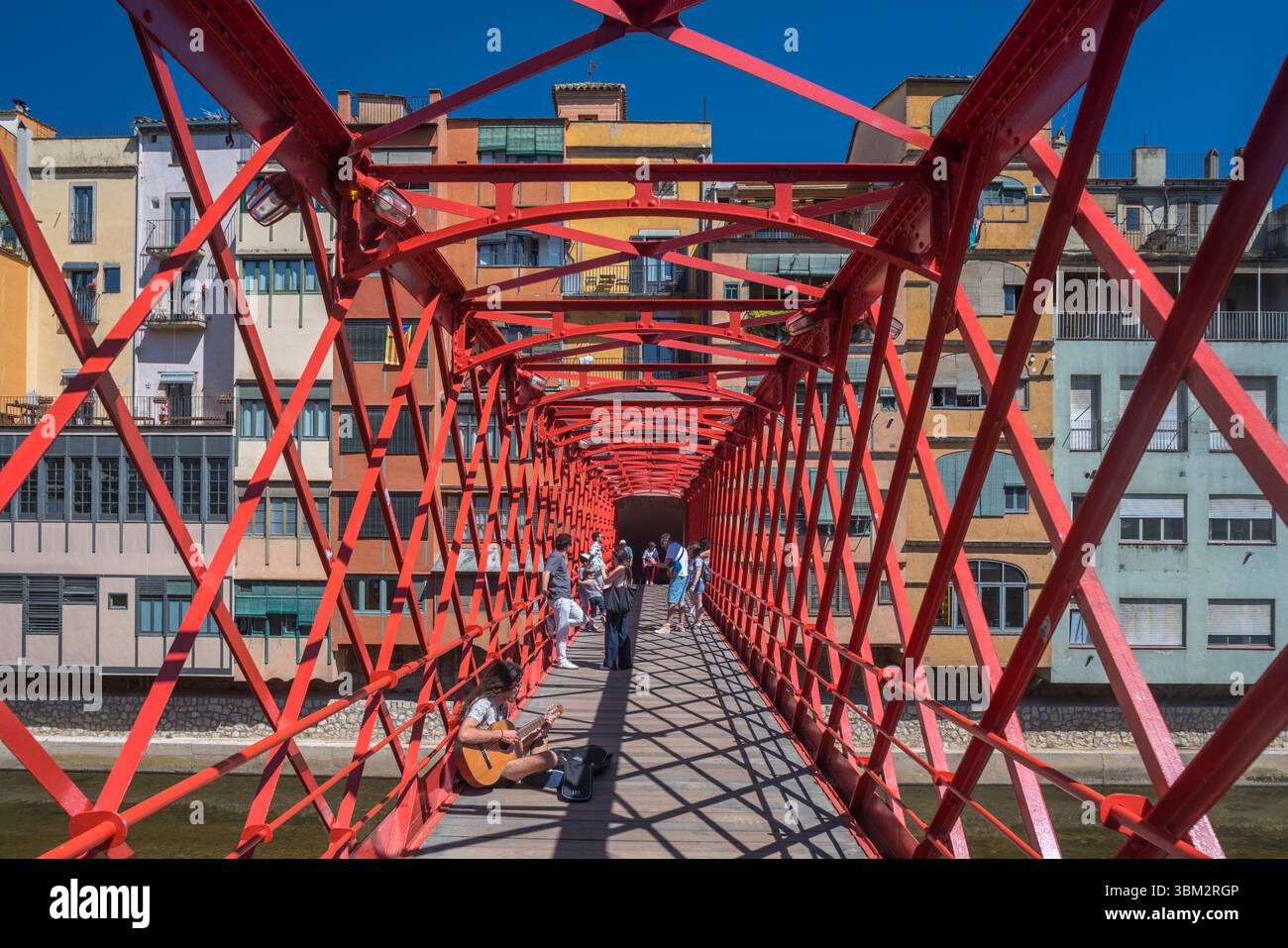 PONT DE LAS PEIXATERIES VELLES FUSSGÄNGERBRÜCKE (©GUSTAVE EIFFEL & CO 1877)CASAS PENJADES ONYAR RIVER GIRONA STADT KATALONIEN SPANIEN Stockfoto
