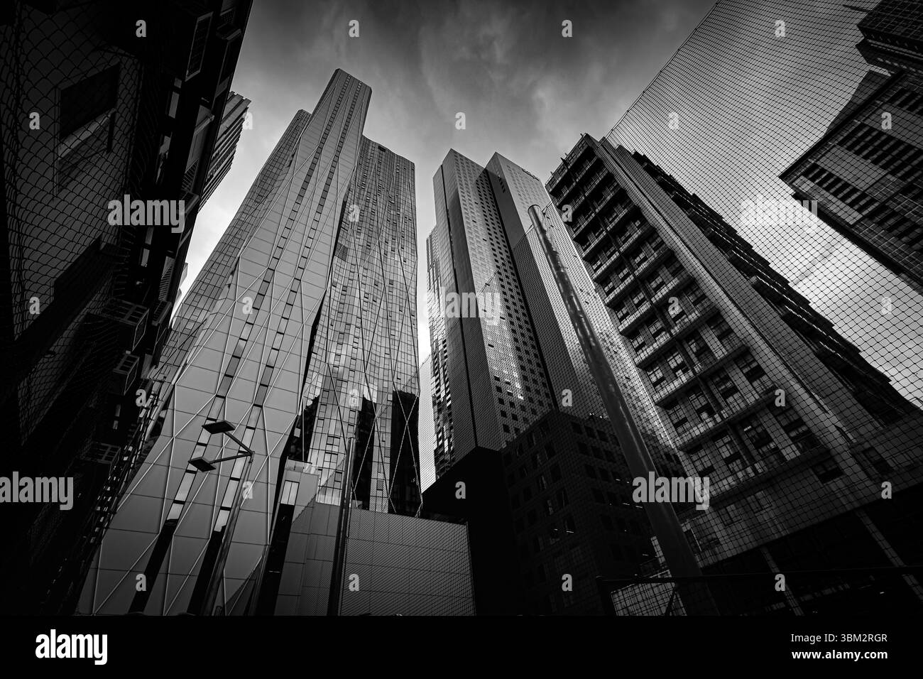 Futuristische monochrome Gebäude in Australien Melbourne, die sich in einem kontrastreichen Himmel erheben und in einem minimalistischen abstrakten Architekturstil festgehalten werden Stockfoto