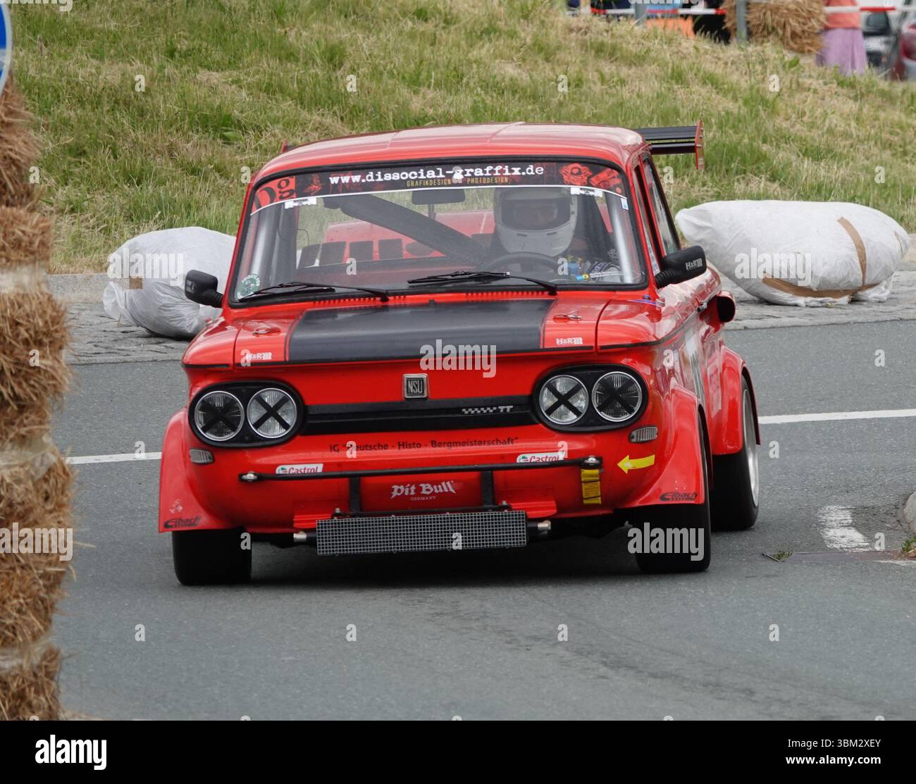 Roter NSU-Rennwagen beim ADMV Classic Hill Climb Event in Deutschland. Klassischer deutscher Kompaktwagen bei einem Oldtimer-Motorsport-Wettbewerb. Stockfoto