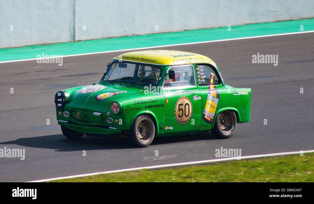 Historischer Trabant 500 Rennwagen, der während eines Oldtimer-Motorsport-Events auf der größten Rennstrecke von Autodrom fährt. Oldtimer der DDR im Wettbewerb. Stockfoto