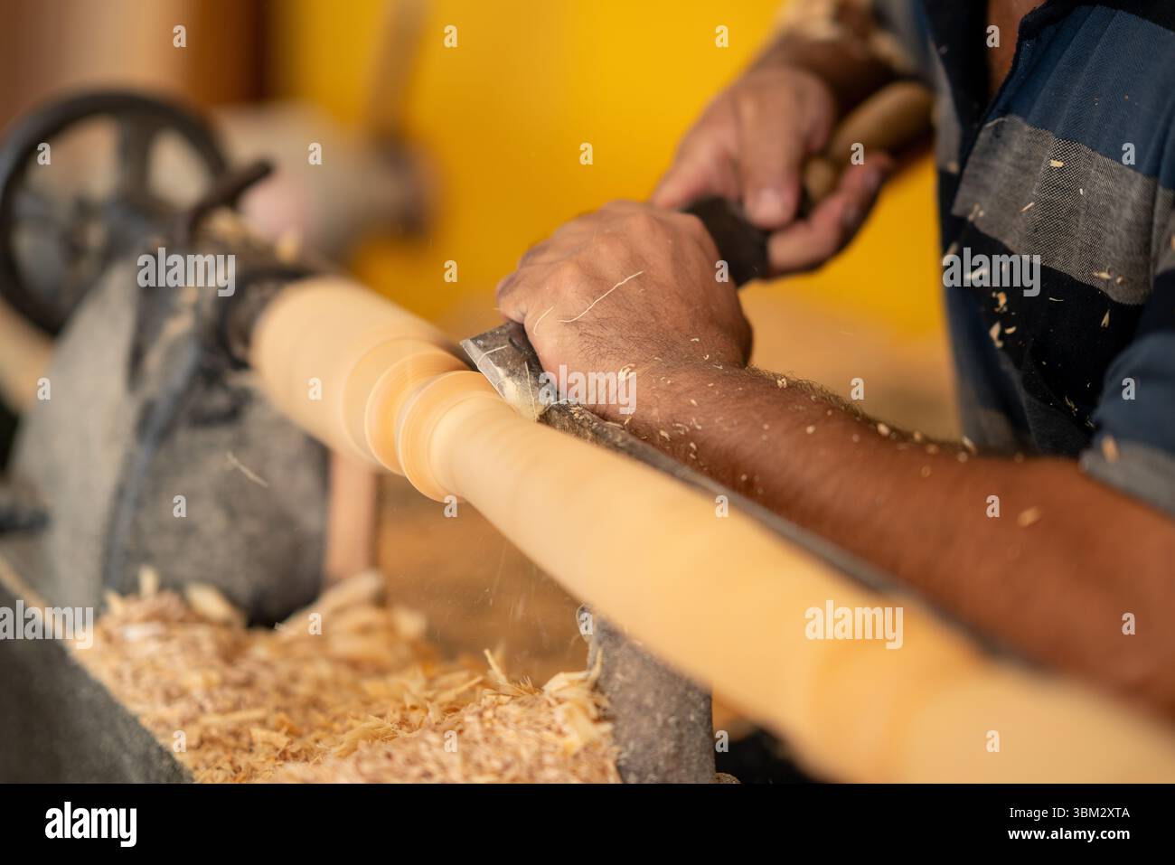 Tischler arbeiten auf Holz zu schnitzen und Gestalten. Stockfoto