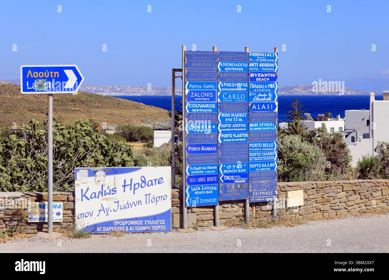 Informationsschilder für verschiedene Hotels, Bars, Restaurants und Villen, Insel Tinos, Inselgruppe Kykladen, Griechenland. Vom Juni 2025 im Frühjahr Stockfoto