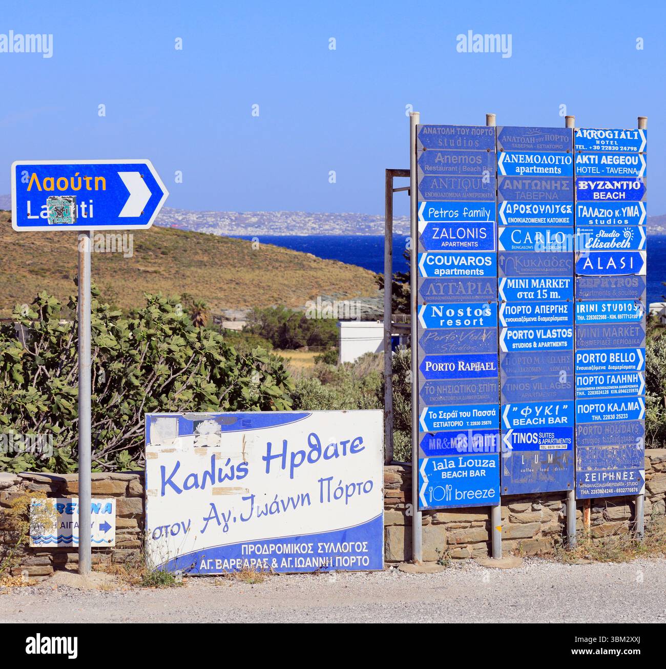 Informationsschilder für verschiedene Hotels, Bars, Restaurants und Villen, Insel Tinos, Inselgruppe Kykladen, Griechenland. Vom Juni 2025 im Frühjahr Stockfoto
