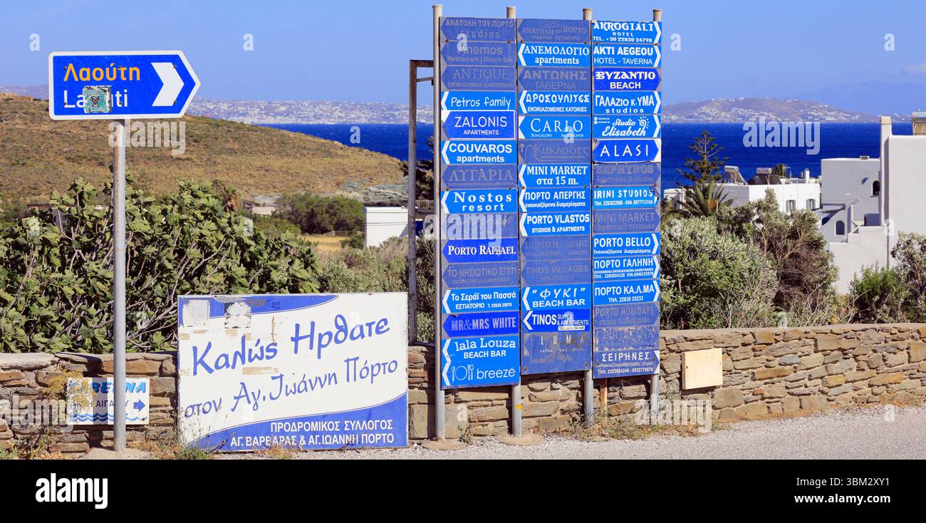 Informationsschilder für verschiedene Hotels, Bars, Restaurants und Villen, Insel Tinos, Inselgruppe Kykladen, Griechenland. Vom Juni 2025 im Frühjahr Stockfoto
