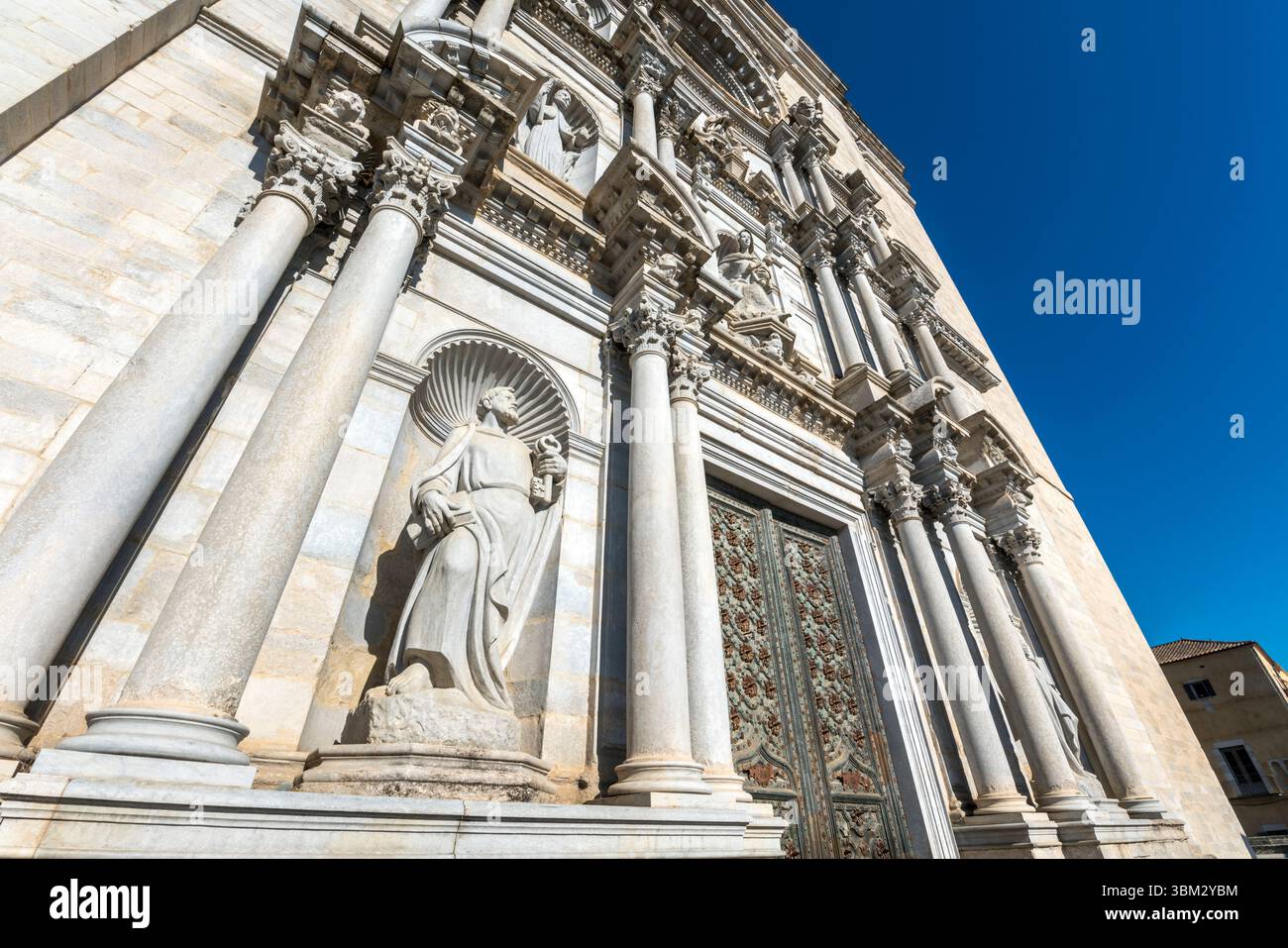 PETERSSTATUE (©JOSEP MARIA BOHINGAS 1962) WESTFASSADE EINGANG GIRONA KATHEDRALE ALTSTADT GIRONA STADT KATALONIEN SPANIEN Stockfoto