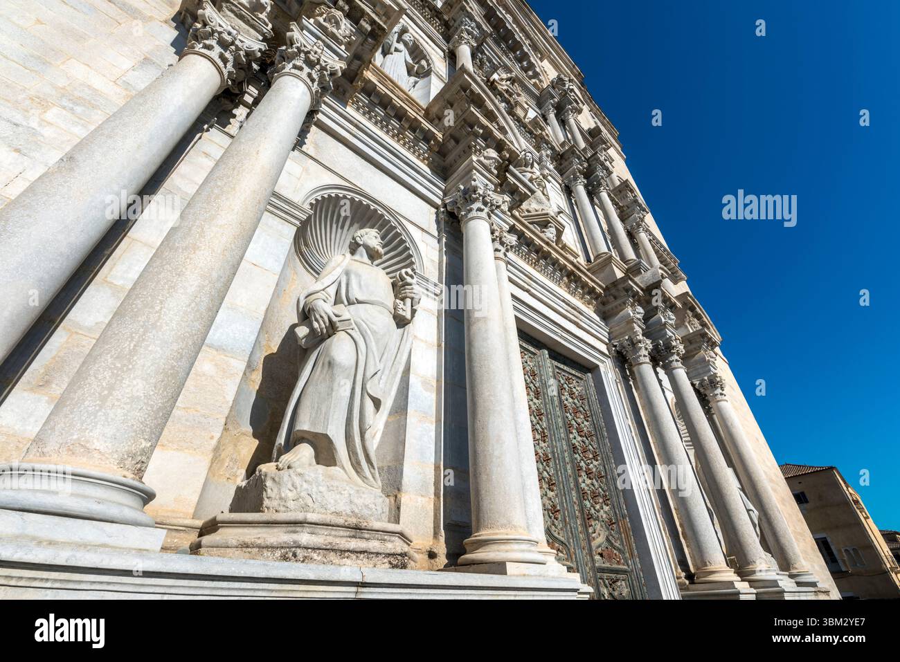PETERSSTATUE (©JOSEP MARIA BOHINGAS 1962) WESTFASSADE EINGANG GIRONA KATHEDRALE ALTSTADT GIRONA STADT KATALONIEN SPANIEN Stockfoto