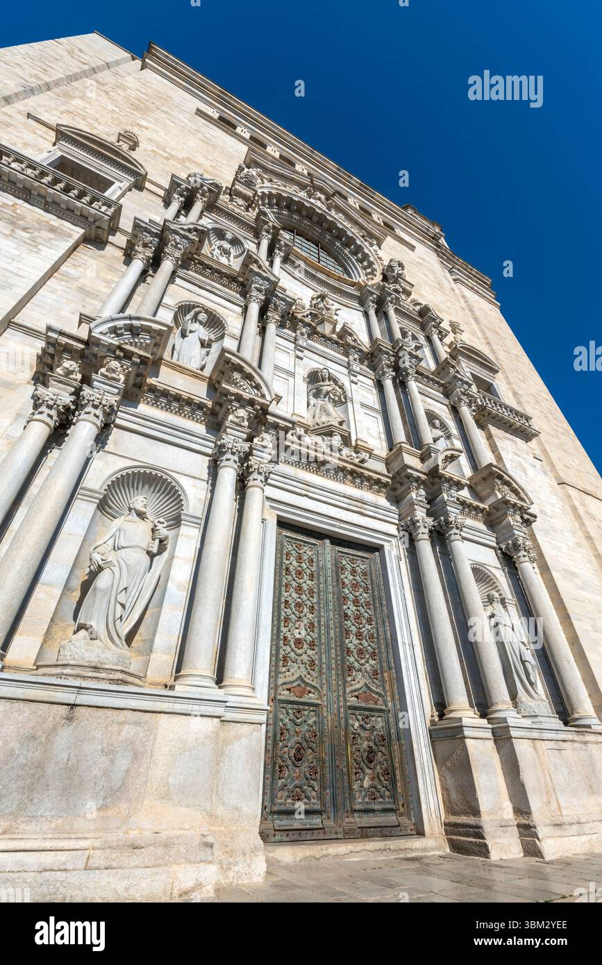 STATUEN VON ST. PETER UND ST. PAUL (©JOSEP MARIA BOHINGAS 1962) WESTFASSADE EINGANG GIRONA KATHEDRALE ALTSTADT GIRONA STADT KATALONIEN SPANIEN Stockfoto