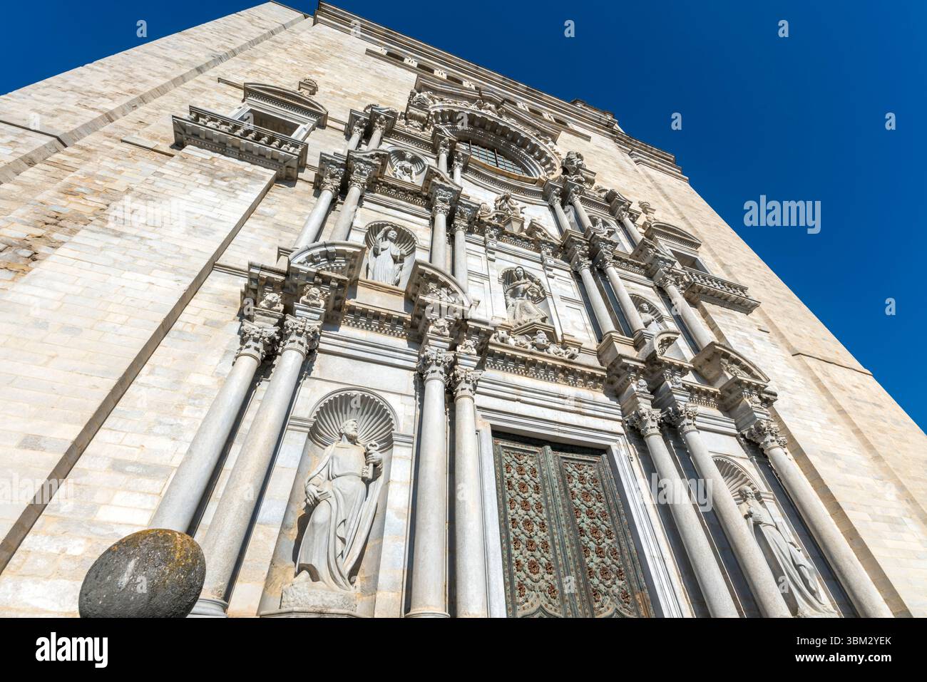 STATUEN VON ST. PETER UND ST. PAUL (©JOSEP MARIA BOHINGAS 1962) WESTFASSADE EINGANG GIRONA KATHEDRALE ALTSTADT GIRONA STADT KATALONIEN SPANIEN Stockfoto