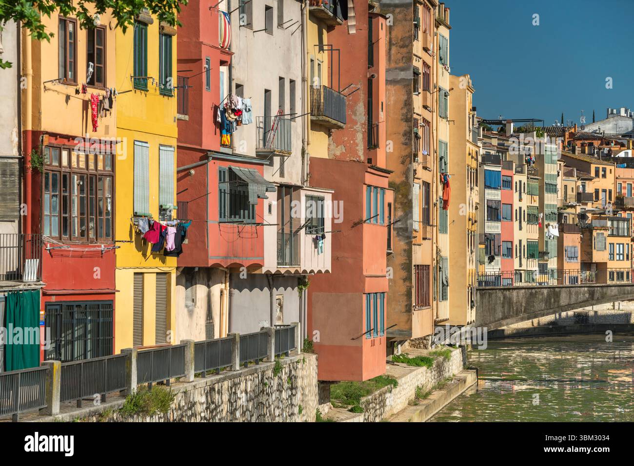 WÄSCHETROCKNUNG AUF WÄSCHELEINEN CASAS PENJADES ONYAR FLUSS GIRONA STADT KATALONIEN SPANIEN Stockfoto