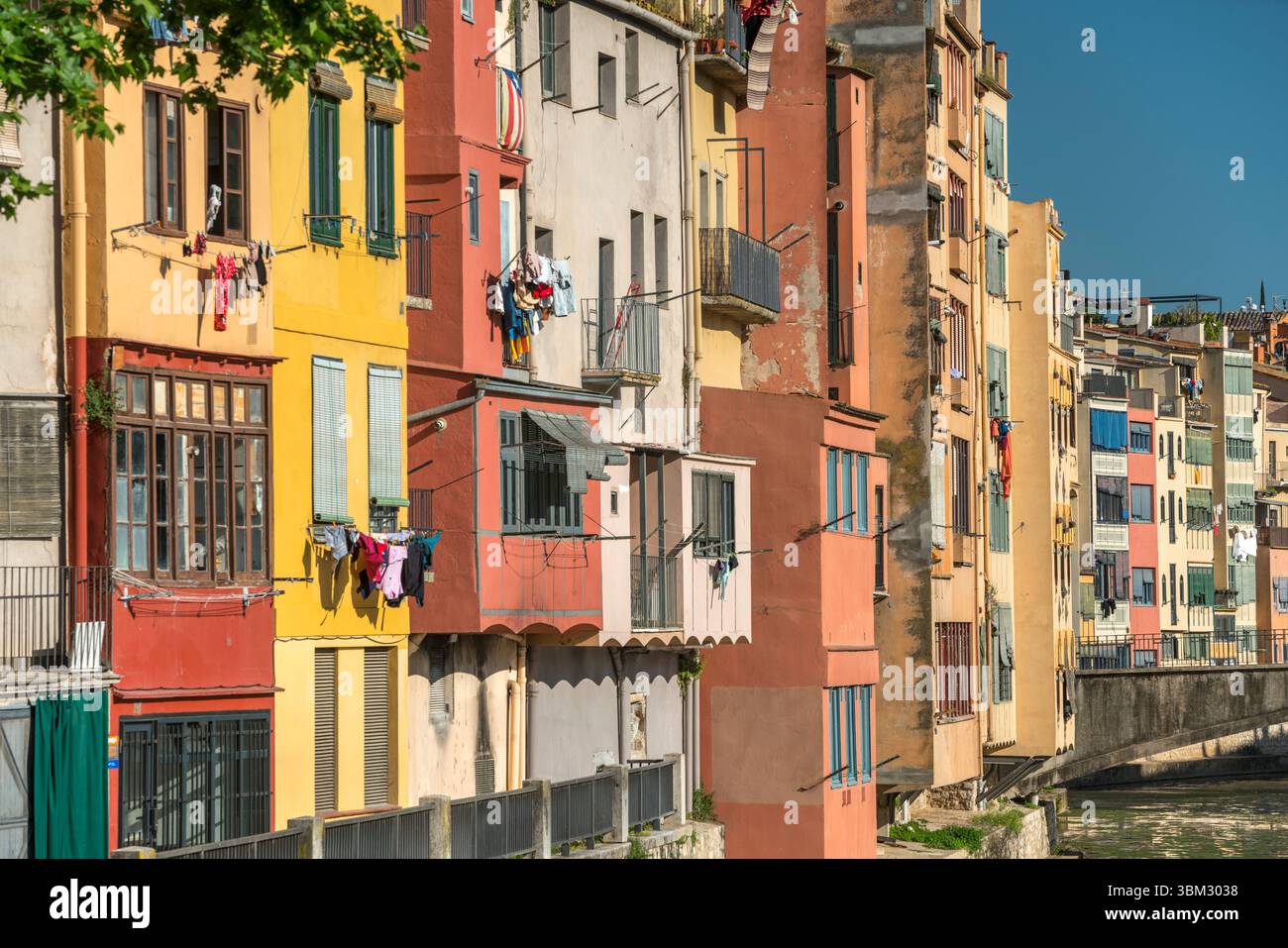 WÄSCHETROCKNUNG AUF WÄSCHELEINEN CASAS PENJADES ONYAR FLUSS GIRONA STADT KATALONIEN SPANIEN Stockfoto