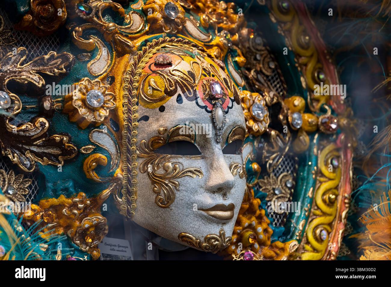 Traditionelle venezianische Karnevalsmaske mit weiblichem Gesicht in Venedig, Italien, authentisch und originell, einzigartige handgefertigte Maske aus Papiermaché in Ladendisp Stockfoto